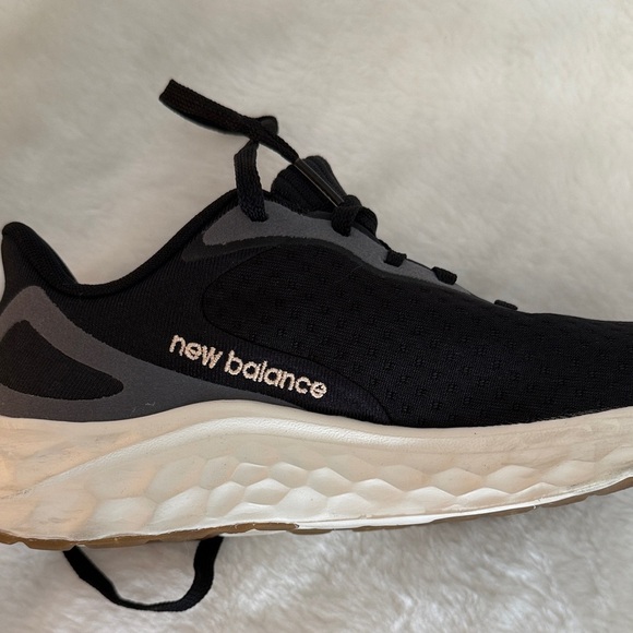 New Balance Arishi Fresh Foam  Black and White Athletic Shoes - Picture 10 of 10